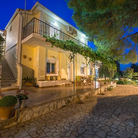 Helen & Theo דירה *